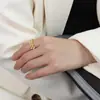 Anillo de metal de acero de titanio chapado en oro de 18k con textura de moda, personalidad ins europea y americana, no se decolora, anillo de joyería nicho para mujer