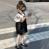 Ropa infantil de estilo coreano, verano 2023, nuevo conjunto de chaleco con mangas voladoras y pantalones con pechera a la moda para niñas.