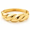 Pulseira feminina de luxo leve, estilo europeu e americano, com design único de superfície lisa, bracelete torcido, joia feminina versátil e de alta qualidade