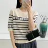 2026 Verão Novo Estilo Lyocell Listrado Estilo Coreano Feminino Gola Redonda Tricô Listrado Versátil Fashionável Fino Camiseta