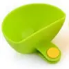 La cocina puede contener tazones, platos, platitos para condimentos y recipientes para aderezo de ensaladas