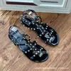 Sandálias com Rebites e Logo Personalizado para o Verão, Sapatos Romanos Planos Antiderrapantes Estilo Europeu e Americano com Fivela, Sandálias de Gel para Praia para Mulheres