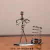 Portaplumas de Hierro Hombre Músico en Stock del Fabricante Adorno de Regalo para Estudiantes Adorno Metálico de Instrumento Metálico Creativo