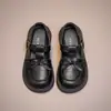 Sapatos de couro infantis estilo novo, sapatos pretos simples para crianças estudantes, sapatos estudantis de couro macio para primavera e outono, sapatos de princesa estilo britânico com sola macia