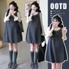 Look de Outono para Gestantes: Um Conjunto Versátil Estilo Coreano de Duas Peças com um Vestido Tank para Maternidade + uma Camada Base com Gola Volumosa