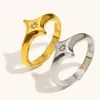 Moda Cruzada Europeia e Americana Elegante Estilosa Criativa Joia de Mão Anel de Aço Inoxidável Banhado a Ouro 18K Ponto Diamante Estrela de Quatro Pontas Feminino Nicho