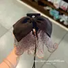 Laço estilo francês de luxo leve com estampa de leopardo e fita, presilha de garra para prender rabos de cavalo altos, acessório de cabelo requintado para mulheres