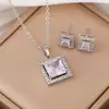 Pendientes y Collar Rectangulares de Circonita de Venta Caliente Transfronterizos, Set de Lujo de Nicho, Set de Dos Piezas de Colgante y Pendientes de Botón con un Toque de Alta Gama