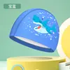 Touca de natação infantil de PU com desenho, revestimento à prova d'água, para meninos e meninas, proteção para cabelo, proteção para a cabeça, proteção para os ouvidos, touca de natação