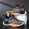 Sapatos para Meninos, Modelos de Primavera e Outono, Tênis Esportivos Respiráveis de Malha com Solado Macio para Crianças, Tênis de Corrida para Meninos, Sapatos Casuais Estilo Dad Preto e Laranja