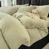 Conjunto de cama de quatro peças simples e elegante em veludo de leite branco-creme, com um design de veludo espesso e estampado, adequado para outono e inverno, incluindo uma capa de edredom e três outras peças