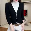 Camiseta de manga larga para mujer en tejido DeRong, nuevo estilo otoño e invierno, top bordado de imitación dos piezas con cuello semi-alto, moderno y rejuvenecedor, camiseta interior cálida