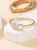 Pulsera Europea y Americana en Forma de V con Incrustaciones de Diamantes para Mujer, Joyería Versátil de Alta Gama de Moda Francesa, Venta al por Mayor desde Fabricante, Forma Cuadrilátera