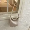 Bolsa tipo cubo texturizada de moda casual de nicho con patrón tejido, modelo nuevo de verano 2026 para trabajo y desplazamientos, bolso de hombro para mujer