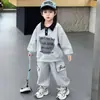 Conjunto de Ropa de Otoño para Niños 2026 Nuevo Estilo Coreano Chico Genial Bebé Sudadera con Cuello Campana Conjunto de Dos Piezas Ropa de Primavera y Otoño para Niños