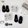 Meias Yishuangshuang para crianças, verão, malha respirável, estilo coreano, meias invisíveis com letra, algodão penteado, meias tipo sapatilha da moda para crianças maiores