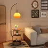 Lámpara de pie funcional de almacenamiento vintage de moda en color toronja, lámpara de ambiente retro, lámpara decorativa amarillo atardecer, lámpara de pesca para sala de estar disponible