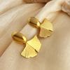 Pendientes de hoja de ginkgo de estilo frío, de moda europea y americana, con diseño distintivo, ligeros y lujosos, de metal en forma de abanico, con un sentido avanzado para mujeres.