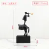 Escultura de Metal Abstrata Minimalista Moderna de um Jovem Tocando Suona em um Cavalo, Peça Decorativa para Sala de Estar, Quarto, Hall de Entrada, Decoração de Casa