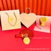 Chaveiro de Biscoito Dourado Puro para Recém-Casados Felizes Buquê de Flores Criativo Conjunto de Presente para Dia dos Namorados e Dia dos Namorados Chinês Atacado Personalizado