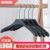 Percha de plástico de hombro ancho percha de tienda de ropa al por mayor gancho largo soporte para abrigos percha para ropa percha para vestido de novia de mujer percha para traje pinza para pantalones