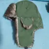 Gorra Lei Feng de Terciopelo Personalizada para Torre Comercio Exterior Sombrero Cálido Poliéster Impermeable Gorra Lei Feng Protección para Orejas Resistente al Viento A Prueba de Frío Color de Pelo de Dos o Tres Colores