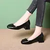 Zapatos de mujer de cuero retro estilo francés de tacón medio, nuevos zapatos de otoño 2026 de cuero suave, punta cuadrada, poco profundos, sin cordones, zapatos de abuela