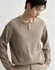 Suéter de punto acanalado estilo japonés con cuello Henley para hombre, color liso, manga larga, corte holgado, casual, adecuado para el trabajo o el uso diario, se puede usar como capa interior
