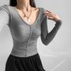 2023 outono e inverno Nova europeia e americana hot girl plissada camisa de manga comprida camiseta feminina sexy deep V-neck apertado emagrecendo camiseta interna
