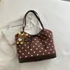 Bolso retro de lunares para mujer, nuevo bolso de hombro casual para el otoño/invierno 2026, gran capacidad, bolso tote versátil