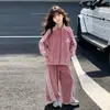 Conjunto de terciopelo para niña de otoño e invierno, nuevo estilo 2026, sudadera moderna y a la moda de estilo coreano y pantalones de pierna ancha, colección de otoño