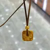 Produto Popular do Xiaohongshu: Colar com Pingente Quadrado Pequeno Gravado Tradicional, Corrente de Suéter Simples Estilo Chinês Corrente de Pescoço