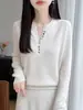 Suéter de lã 100% para primavera e outono, com meio botão e decote V para mulheres, com design de botões requintado, caimento justo e base de tricô afinar