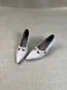 Sapatos femininos de pele de carneiro super macia, bico fino estilo francês, modelo novo 2026, salto plataforma, corte baixo, salto alto versátil e elegante para o trabalho e deslocamento