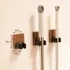 Estante para trapeador de nogal con gancho para trapeador sin perforaciones, soporte para trapeador, estante de almacenamiento fijo para montaje en pared para baño doméstico
