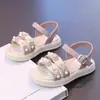 Sandálias de menina verão 2025 nova moda infantil sapatos de princesa para crianças médias e grandes sapatos de sola macia para meninas sapatos de praia para estudantes