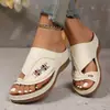 Pantuflas planas casuales bordadas de talla grande europeas y americanas transfronterizas, estilo nuevo, con suela gruesa, a la moda y diseñadas para usar en exteriores, con puntera en forma de V y diseño de boca de pez.