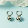 Pendientes Metálicos Franceses Retro de Bola Exquisitos Pequeños 2022 Tendencia Temperamento Estilo Frío Diseño Simple Brazaletes para Oreja