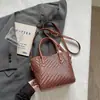 Bolsa de Mano Texturizada de Alta Calidad al por Mayor, Bolso Cubo para Mujer 2026 Verano Nuevo Color Sólido Tejido Bolso de Hombro Único Bolso Cruzado para el Trabajo