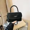 Bolsa Quadrada Pequena Estilo Hong Kong Retrô Outono e Inverno Ombro Único 2026 Nova Bolsa de Mão Tendência Moda para o Trabalho Cor Sólida Transversal Bolsa Feminina