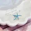 Nova Coleção Série Proteína Azul de Tarraxas de Orelha em Aço Titânio Médico, Modernas e Versáteis, com Designs de Trevo de Quatro Folhas e Cruz