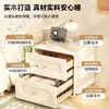 Mesita de Noche de Madera Maciza Color Crema, Nuevo Diseño de Piel, Lujo Ligero, Estilo Sencillo, Armario Pequeño de Almacenamiento Moderno para Dormitorio