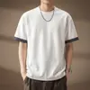 Camiseta de manga curta de alta qualidade, minimalista e versátil para homens, apresentando um novo design de verão com um padrão patchwork xadrez, corte solto, gola redonda e tecido de peso pesado, tornando-a uma peça da moda