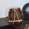Bolso Cubo de Moda Casual con Personalidad para Mujer, Textura Simple, Bolso de Hombro Cruzado Único, Nuevo Bolso de Nicho Primavera 2026