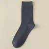 Meias masculinas de cano médio Quatro Estações cor sólida antibacterianas versáteis absorventes de suor desodorantes meias de outono meias pretas para negócios