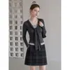 Camiseta feminina estilo coreano, gola V, color block, falsa peça dupla, amarração, manga longa, outono 2026, corte slim e top estiloso
