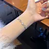 Pulsera de Diamantes Micro-incrustados de Lujo Ligero y Sensación de Alta Gama para Mujer, Pulsera Sencilla de Moda de Acero de Titanio que no se Decolora, para Pareja, Combinable con Todo, Primera Joya