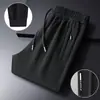 Calça jogger de moletom masculina preta de perna reta, novo estilo outono, solta, moderna, estilosa, adequada para corrida, uso casual e para ir ao trabalho.