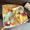 Lenço Colorido Estampado em Seda Sintética com Aglomerado Floral, Xale de Luxo, Lenço para Pescoço com Proteção Solar, Lenço Quadrado Pequeno, Lenço de Cabeça, Lenço para Mulheres