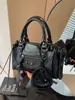 Bolsa de Couro Amassado Estilo Retrô Americano para Axila de Motociclista Estilo Garota Popular Rebites Metálicos Bolsa Almofada Versátil para o Dia a Dia Bolsa Transversal Feminina